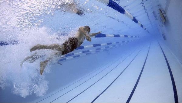 游泳池的水干凈嗎，泳池怎么清潔的?